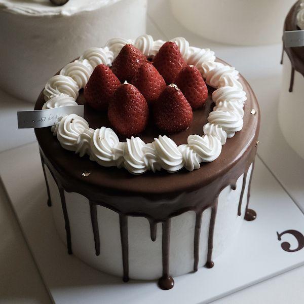 ⊳八吋法芙娜可可大湖草莓蛋糕(三月份限定) 高雄派對蛋糕,8吋生日蛋糕,多人聚會甜點,三民區蛋糕,伍柒邸社,伍柒甜點,大尺寸蛋糕,高級鮮奶油蛋糕,公司慶生,高雄下午茶
