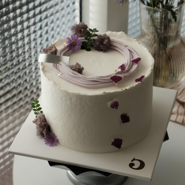 ⊳六吋芋泥香草布丁蛋糕(母親節限定) 高雄生日蛋糕,三民區甜點,6吋蛋糕,鮮奶油蛋糕,伍柒邸社,伍柒甜點,慶生蛋糕,小蛋糕,日本十勝奶霜,三民區生日蛋糕