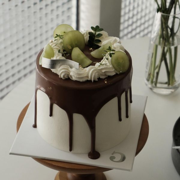 ⊳四吋法芙娜可可伯爵白葡萄蛋糕(4月份限定) 高雄生日蛋糕,三民區甜點,4吋蛋糕,鮮奶油蛋糕,伍柒邸社,伍柒甜點,精緻蛋糕,小蛋糕,情侶慶生,日本十勝奶霜,三民區生日蛋糕