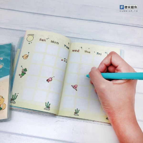 【傻笑鱷魚】A6不過期手帳本｜96頁・日期自填・附防水書套｜雙封面隨機 