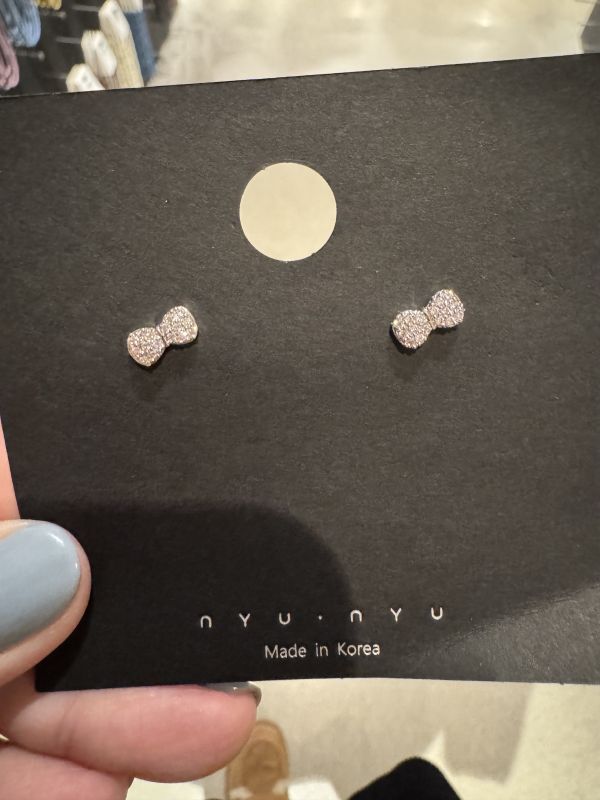 NYUNYU鑲鑽蝴蝶結耳環 正韓,真皮,單肩包