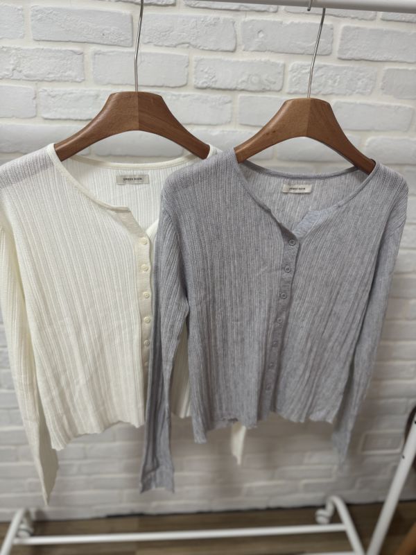 柔針細坑條針織排釦上衣 