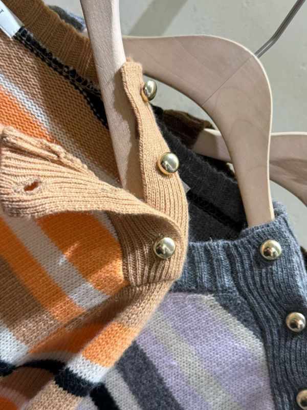 條紋小金扣毛衣 