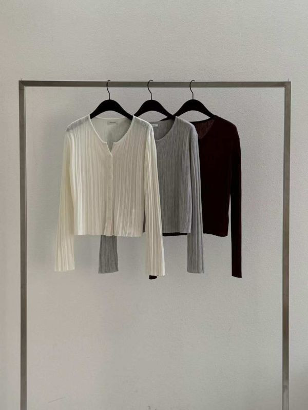 柔針細坑條針織排釦上衣 