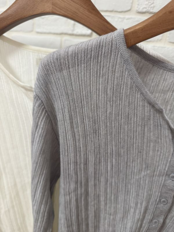 柔針細坑條針織排釦上衣 