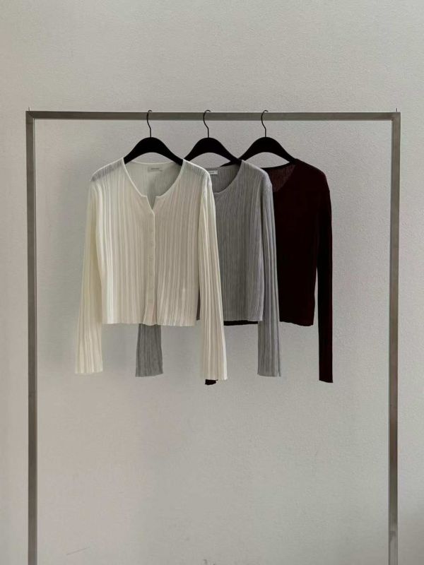 柔針細坑條針織排釦上衣 