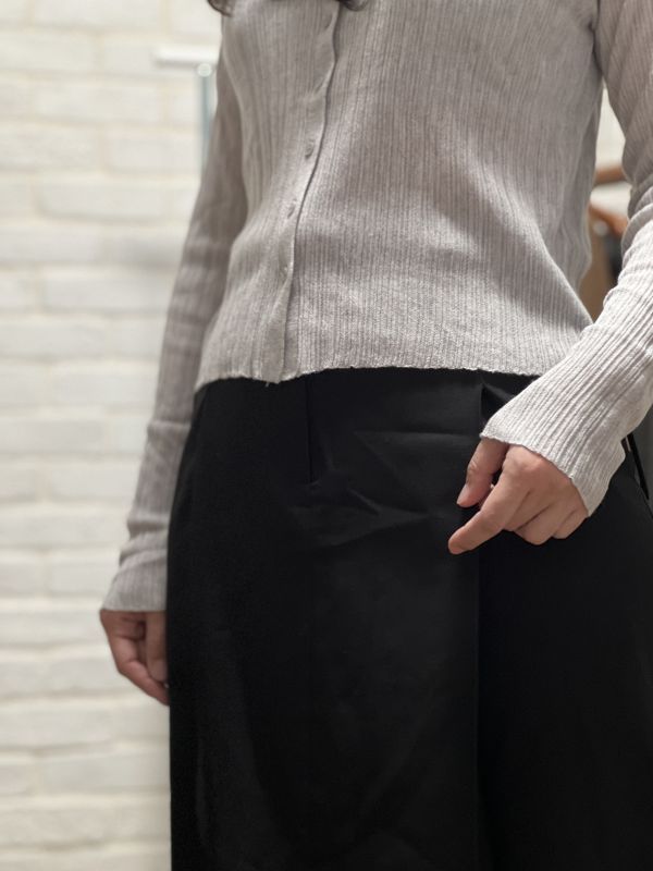 柔針細坑條針織排釦上衣 