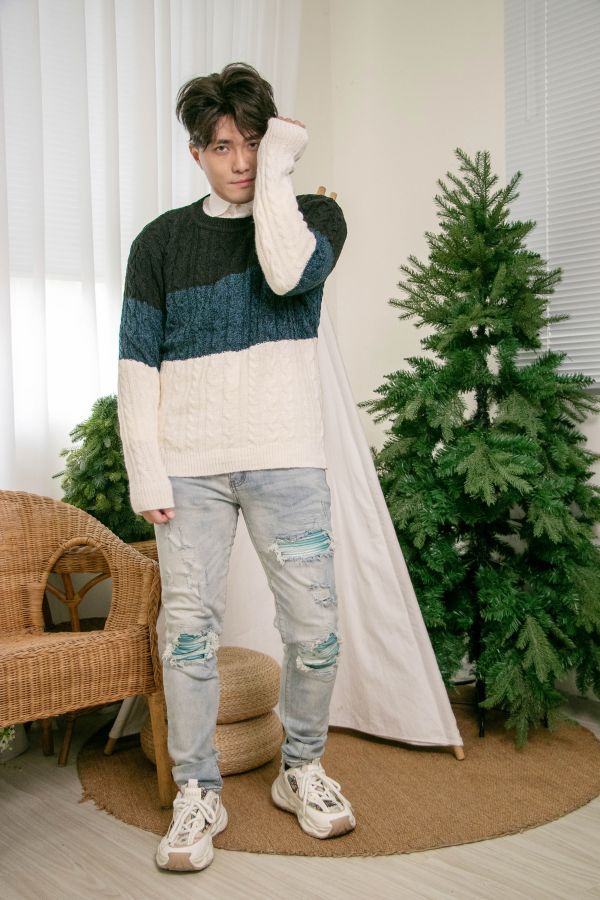 白藍麻花紋毛衣 