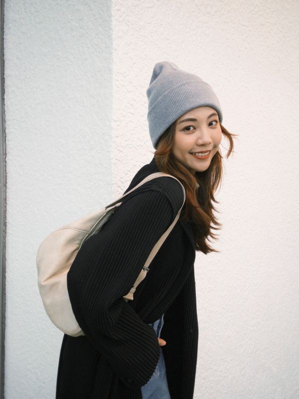 極簡灰色毛帽 