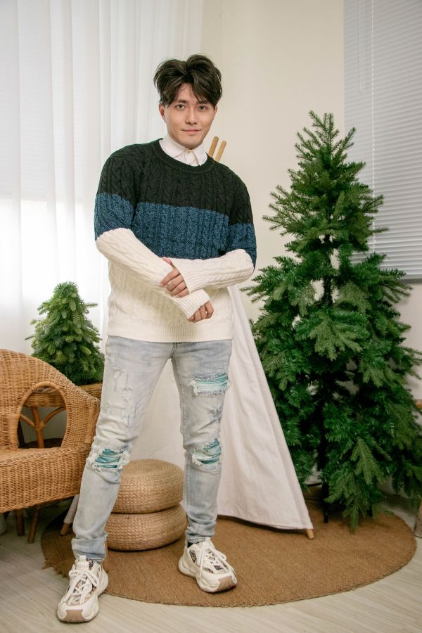 白藍麻花紋毛衣 