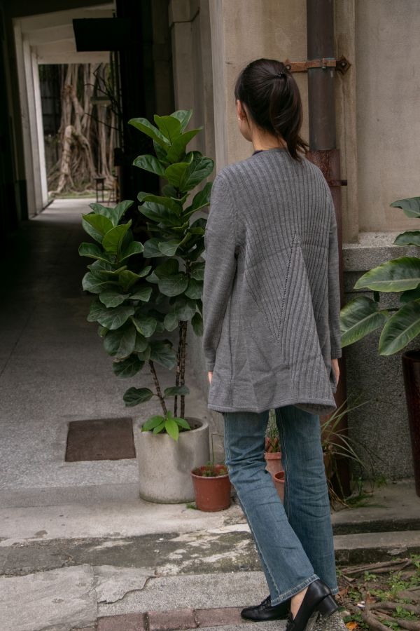 長版倒V針織外套 