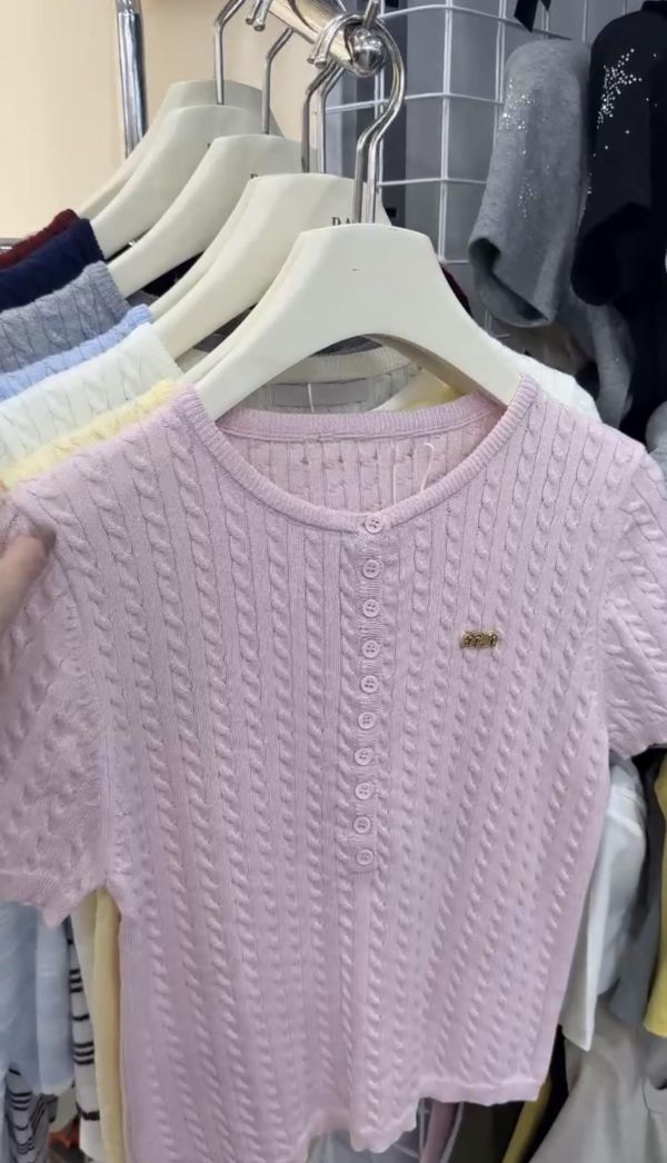 MIU系胸針針織上衣 