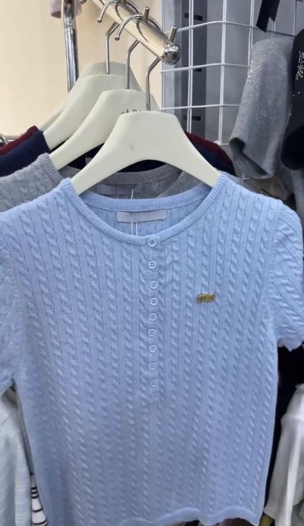 MIU系胸針針織上衣 