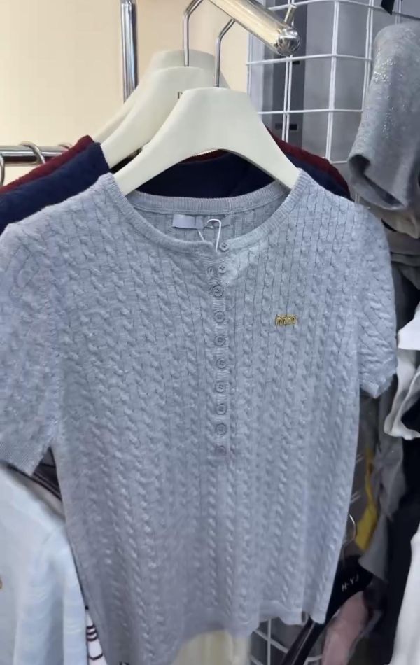 MIU系胸針針織上衣 