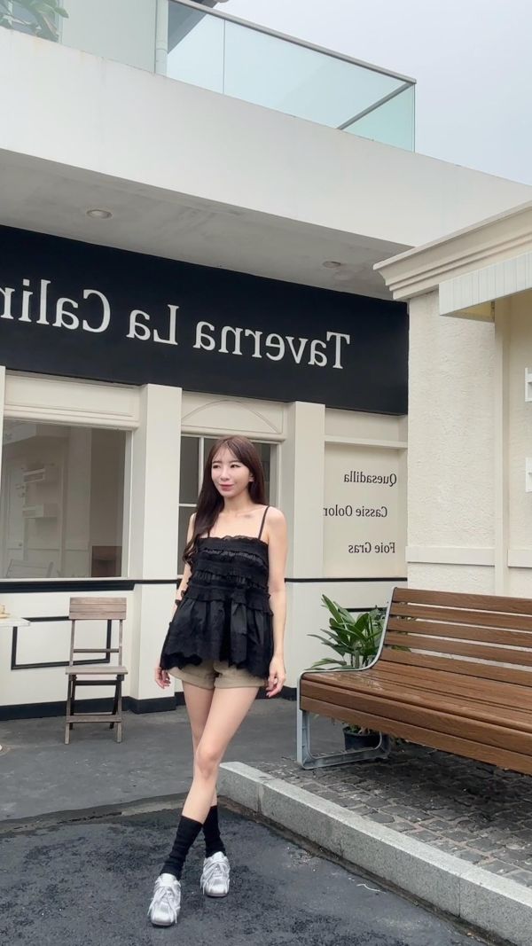 不撞款的反摺皮帶牛仔短褲 