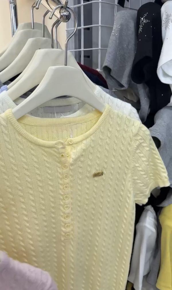 MIU系胸針針織上衣 