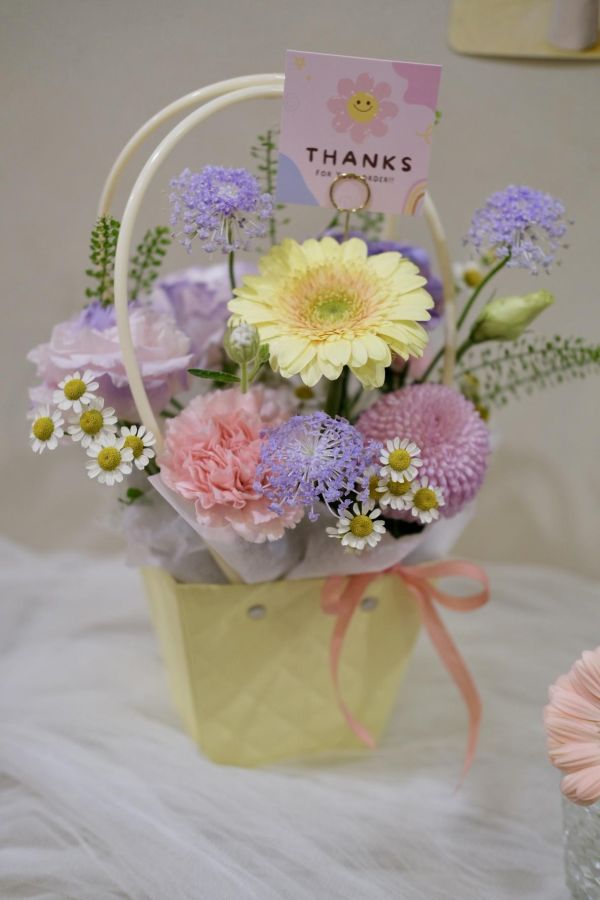 春日微甜 · 奶油提袋小花籃 乾燥花,永生花,永恆花,鮮花,花束,情人節花束,母親節花束,畢業花束,玫瑰花束