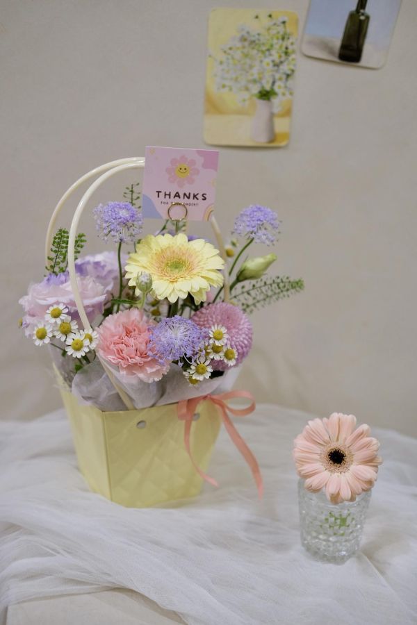 春日微甜 · 奶油提袋小花籃 乾燥花,永生花,永恆花,鮮花,花束,情人節花束,母親節花束,畢業花束,玫瑰花束
