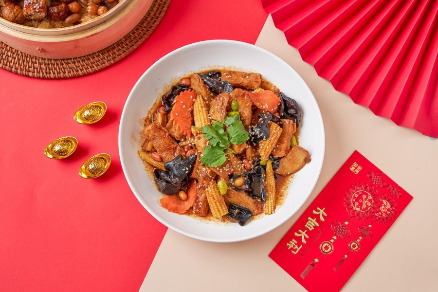 《駿馬奔騰福迎春》椒麻川味口水雞 蒲燒,曼餘,猴頭菇,米糕, 2026, 年菜, 素食,純素 ,蔬食,佛跳牆,海味鮮菇筍絲羹,鹽之花,杏仁,芋泥鴨,黑松露,小魚乾,椒麻,川味,口水雞,糖醋,咕咾肉,