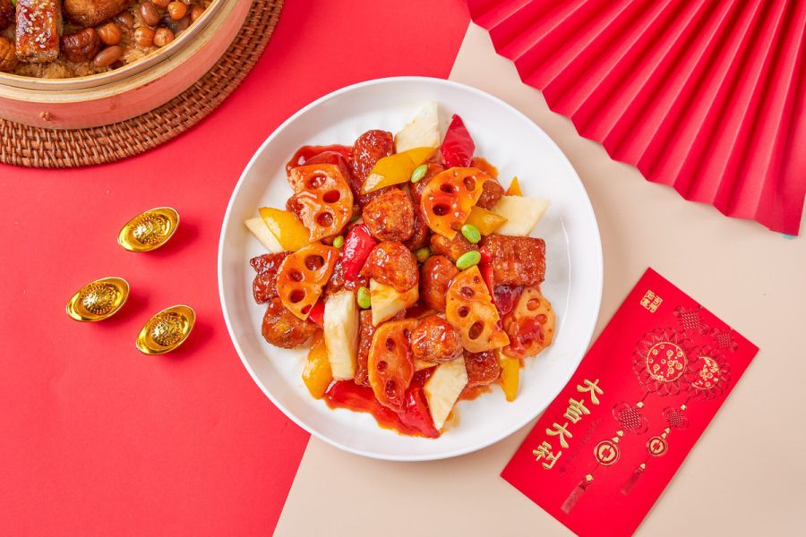 《駿馬奔騰福迎春》琥珀糖醋咕咾肉 蒲燒,曼餘,猴頭菇,米糕, 2026, 年菜, 素食,純素 ,蔬食,佛跳牆,海味鮮菇筍絲羹,鹽之花,杏仁,芋泥鴨,黑松露,小魚乾,椒麻,川味,口水雞,糖醋,咕咾肉,