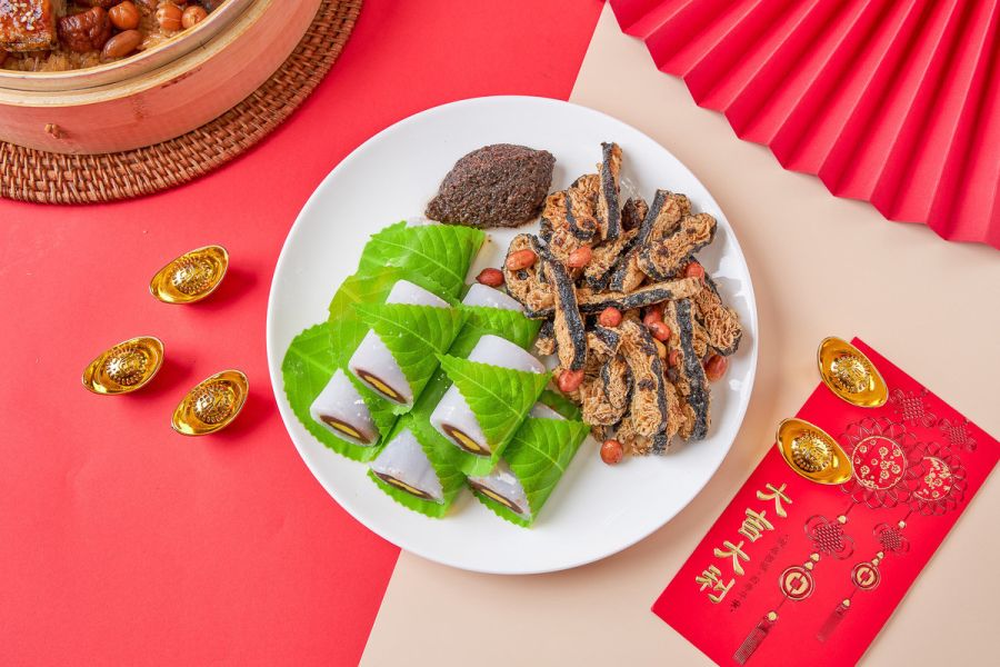 《駿馬奔騰福迎春》黑松露小魚乾/甜點雙拼 蒲燒,曼餘,猴頭菇,米糕, 2026, 年菜, 素食,純素 ,蔬食,佛跳牆,海味鮮菇筍絲羹,鹽之花,杏仁,芋泥鴨,黑松露,小魚乾,椒麻,川味,口水雞,糖醋,咕咾肉,