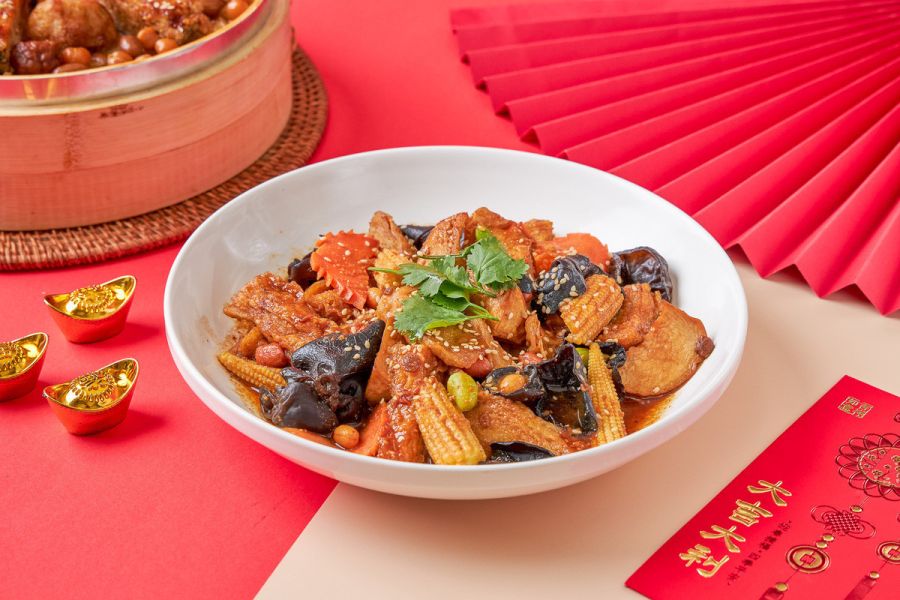 2026素食年菜《駿馬奔騰福迎春》套組 蒲燒,曼餘,猴頭菇,米糕, 2026, 年菜, 素食,純素 ,蔬食,佛跳牆,海味鮮菇筍絲羹,鹽之花,杏仁,芋泥鴨,黑松露,小魚乾,椒麻,川味,口水雞,糖醋,咕咾肉,