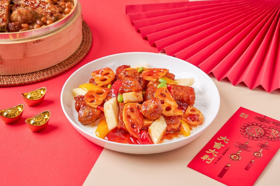 《駿馬奔騰福迎春》琥珀糖醋咕咾肉 蒲燒,曼餘,猴頭菇,米糕, 2026, 年菜, 素食,純素 ,蔬食,佛跳牆,海味鮮菇筍絲羹,鹽之花,杏仁,芋泥鴨,黑松露,小魚乾,椒麻,川味,口水雞,糖醋,咕咾肉,