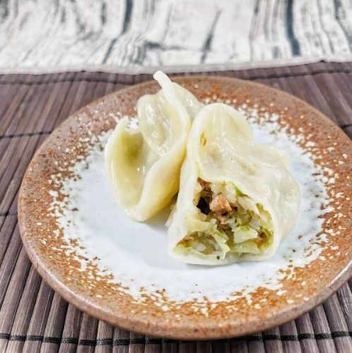 高麗菜手工水餃（700g/約40粒）：純手工製作水餃皮，一口咬下去首先嚐到香椿的味道，接著吃到高麗菜的鮮甜和香菇特 蒲燒,曼餘,猴頭菇,米糕, 2026, 年菜, 素食,純素 ,蔬食,佛跳牆,海味鮮菇筍絲羹,鹽之花,杏仁,芋泥鴨,黑松露,小魚乾,椒麻,川味,口水雞,糖醋,咕咾肉,