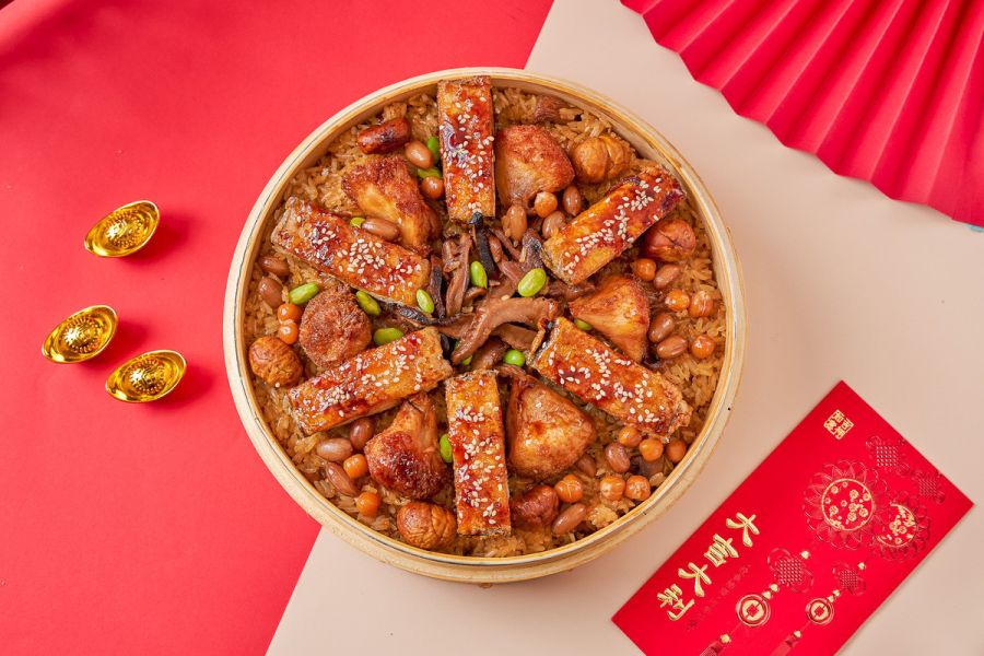 《駿馬奔騰福迎春》蒲燒曼餘佐猴頭菇米糕 蒲燒,曼餘,猴頭菇,米糕, 2026, 年菜, 素食,純素 ,蔬食