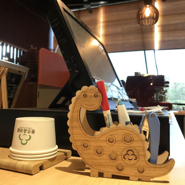 【全館現貨】卷木森活館【脖子短短 腕龍筆筒】恐龍 造型 DIY 組裝 木製玩具 模型 動手做 兒童玩具 辦公室 