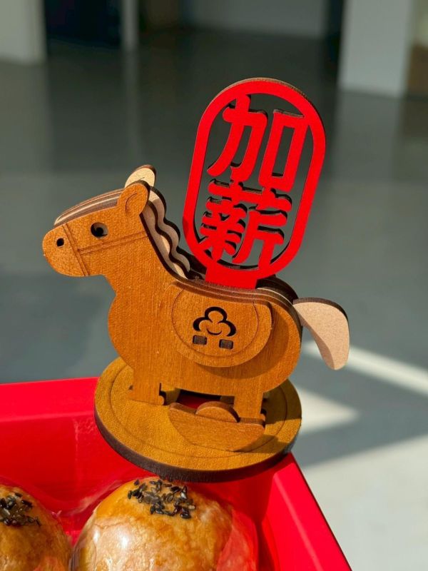 【馬年新品】馬上有置物座｜新年送禮首選｜可客製文字 名片架 送禮首選 年節禮物 伴手禮 客製化 木質 質感 辦公小物 