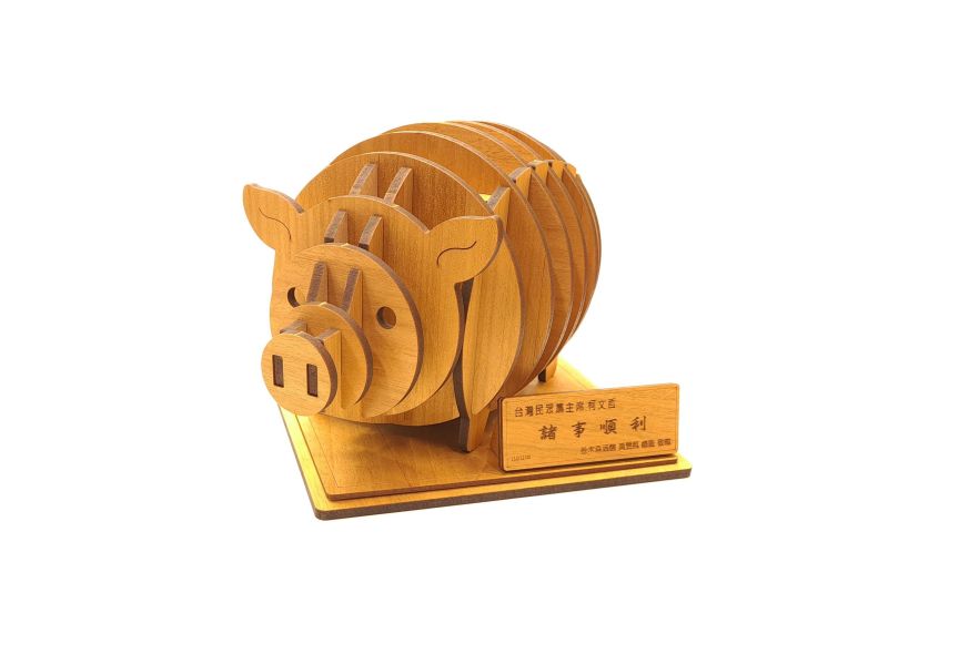 客製化木質匾額、獎狀訂製｜卷木森活館 - 質感雷雕開幕榮升禮贈首選 客製化匾額, 木質獎狀, 開幕送禮推薦, 雷雕獎牌, 榮升禮物, 卷木森活館, 退休紀念品, 質感禮贈品, 創意匾額, 頒獎獎狀訂製