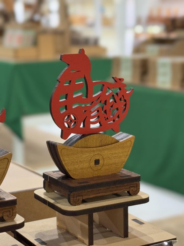 現貨【客製 年節送禮 招財進寶 馬年金元寶 名片架/手機架】DIY 擺飾 業務 生肖 招財 開運 神器 財運 木質 組裝 