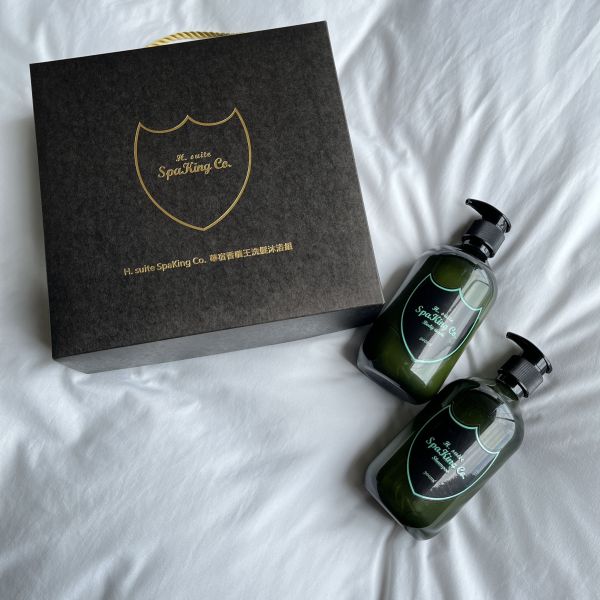 【現貨】華宿H.suite｜檀香香氛洗沐禮盒組｜洗髮乳沐浴乳｜交換禮物｜木質調｜聖誕｜香水｜生日禮物｜節慶禮盒｜企業贈禮 檀香沐浴乳, 木質調香氛, 洗沐禮盒, 華宿H.suite, 交換禮物推薦, 生日禮物, 企業送禮,洗髮精,沐浴乳,飯店,香氛,質感禮盒