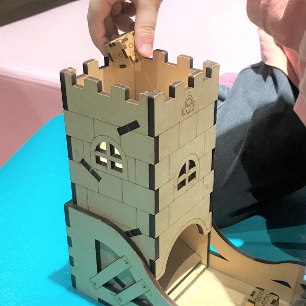 【全館現貨】【骰子塔 (附槌子)】骰子 十八豆子 桌遊 遊戲 DIY 組裝 木製玩具 動手做 兒童玩具 益智遊戲 