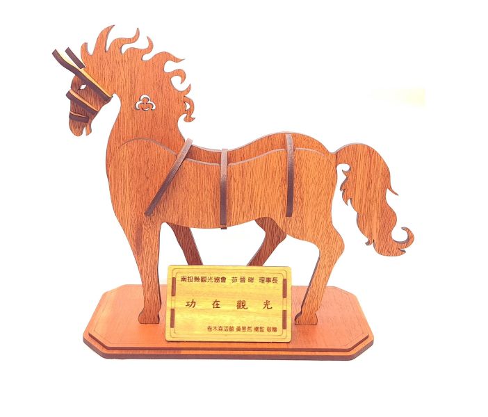 客製化木質匾額、獎狀訂製｜卷木森活館 - 質感雷雕開幕榮升禮贈首選 客製化匾額, 木質獎狀, 開幕送禮推薦, 雷雕獎牌, 榮升禮物, 卷木森活館, 退休紀念品, 質感禮贈品, 創意匾額, 頒獎獎狀訂製