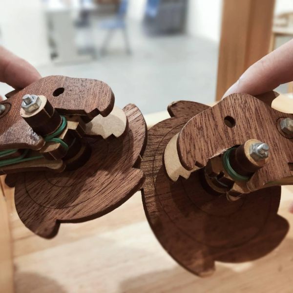 【全館現貨】卷木森活館【大／小 暴龍造型 戰鬥陀螺】DIY 組裝 木製玩具 模型 動手做 兒童玩具 雙人 多人對戰 團體遊戲 