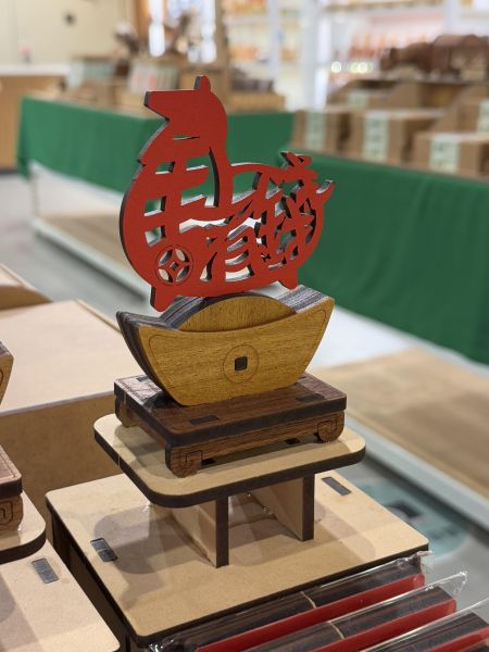 現貨【客製 年節送禮 招財進寶 馬年金元寶 名片架/手機架】DIY 擺飾 業務 生肖 招財 開運 神器 財運 木質 組裝 