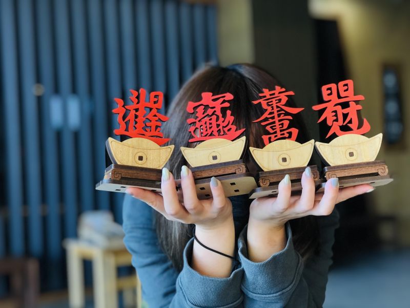 【現貨】【年節送禮 招財進寶 金元寶】DIY 擺飾 業務 必備 招財 開運 神器 財運滾滾來 木質 木頭 木製 新年禮物 