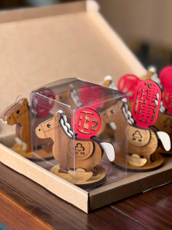 【馬年新品】馬上有置物座｜新年送禮首選｜可客製文字 名片架 送禮首選 年節禮物 伴手禮 客製化 木質 質感 辦公小物 