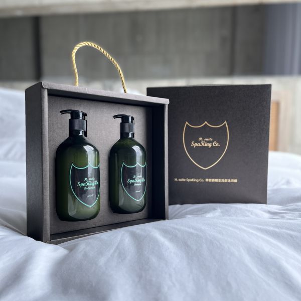 【現貨】華宿H.suite｜檀香香氛洗沐禮盒組｜洗髮乳沐浴乳｜交換禮物｜木質調｜聖誕｜香水｜生日禮物｜節慶禮盒｜企業贈禮 檀香沐浴乳, 木質調香氛, 洗沐禮盒, 華宿H.suite, 交換禮物推薦, 生日禮物, 企業送禮,洗髮精,沐浴乳,飯店,香氛,質感禮盒