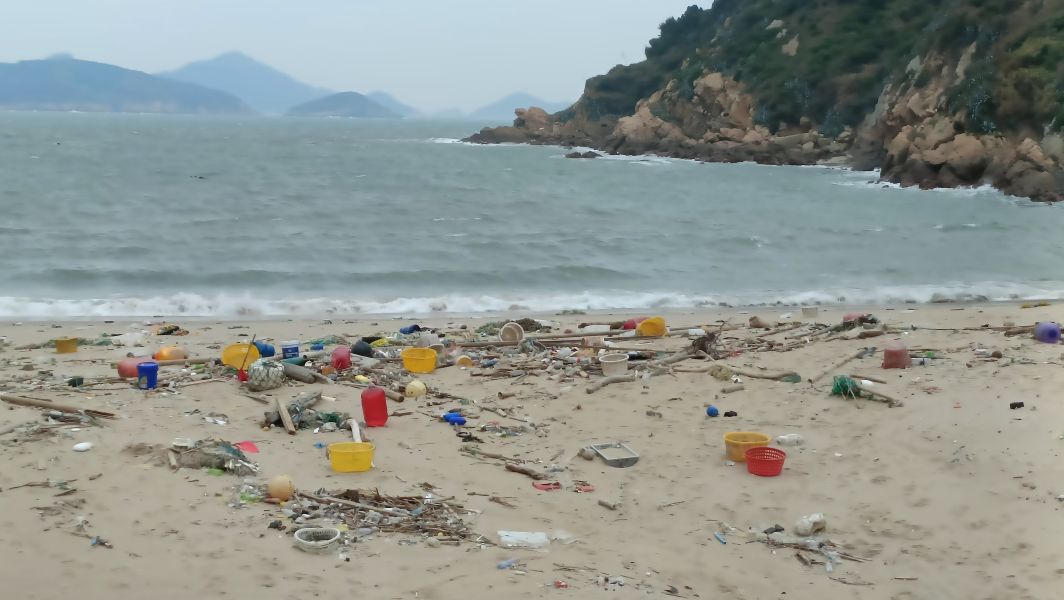 循環再生︱再生瓶蓋證件套 再生瓶蓋證件套,Recycled Bottle Cap ID Holder, ESG 企業永續禮品,馬祖海廢再生設計,循環經濟商品推薦,永續部門採購首選,青銀共創社會企業,Sustainable Corporate Gifts Taiwan