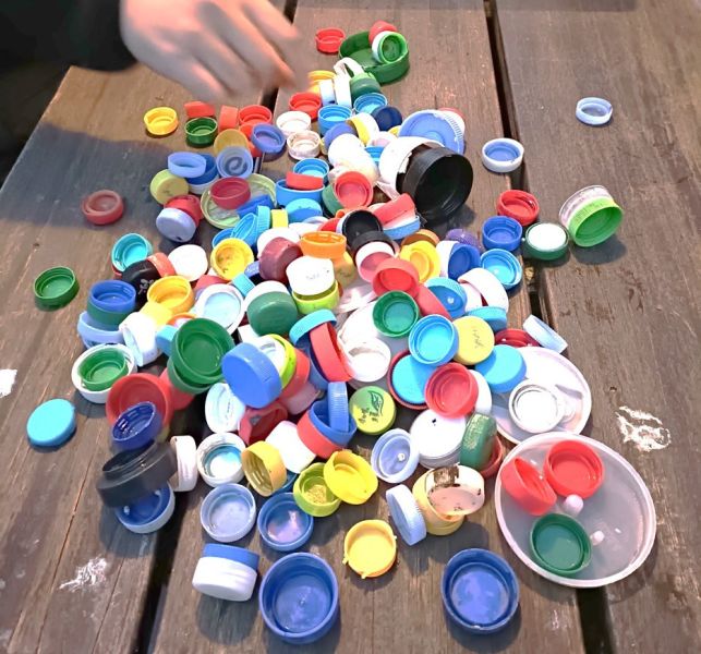 循環再生︱再生瓶蓋證件套 再生瓶蓋證件套,Recycled Bottle Cap ID Holder, ESG 企業永續禮品,馬祖海廢再生設計,循環經濟商品推薦,永續部門採購首選,青銀共創社會企業,Sustainable Corporate Gifts Taiwan