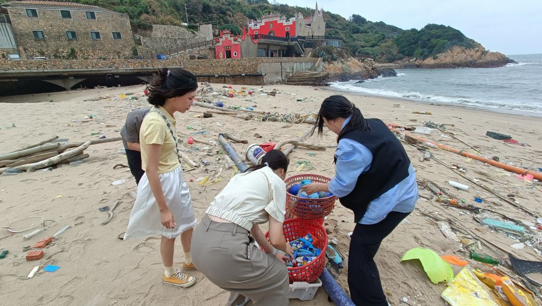 循環再生︱再生瓶蓋證件套 再生瓶蓋證件套,Recycled Bottle Cap ID Holder, ESG 企業永續禮品,馬祖海廢再生設計,循環經濟商品推薦,永續部門採購首選,青銀共創社會企業,Sustainable Corporate Gifts Taiwan
