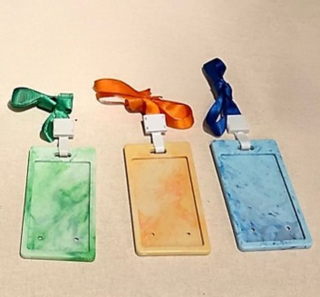 循環再生︱再生瓶蓋證件套 再生瓶蓋證件套,Recycled Bottle Cap ID Holder, ESG 企業永續禮品,馬祖海廢再生設計,循環經濟商品推薦,永續部門採購首選,青銀共創社會企業,Sustainable Corporate Gifts Taiwan