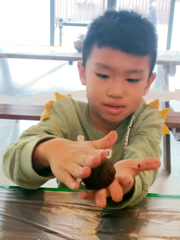 永續教育︱回收咖啡渣除味錠 回收咖啡渣除味錠,咖啡渣再利用,ESG 永續體驗活動,循環經濟生活用品,企業永續行動案例,環境教育手作體驗,有機廢棄物再生