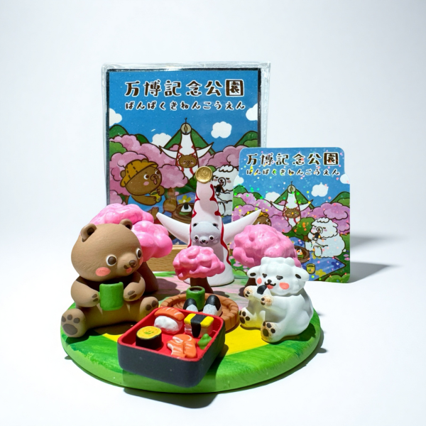 大阪萬博紀念公園-櫻花樹好美啊，壽司好好吃 大阪萬博紀念公園
櫻花公仔
野餐公仔
壽司公仔
療癒系擺飾
可愛動物公仔
設計師公仔
藝術玩具
收藏公仔
桌上擺飾
送禮推薦
stretching_bear
拉筋熊
Paperskin Illustration