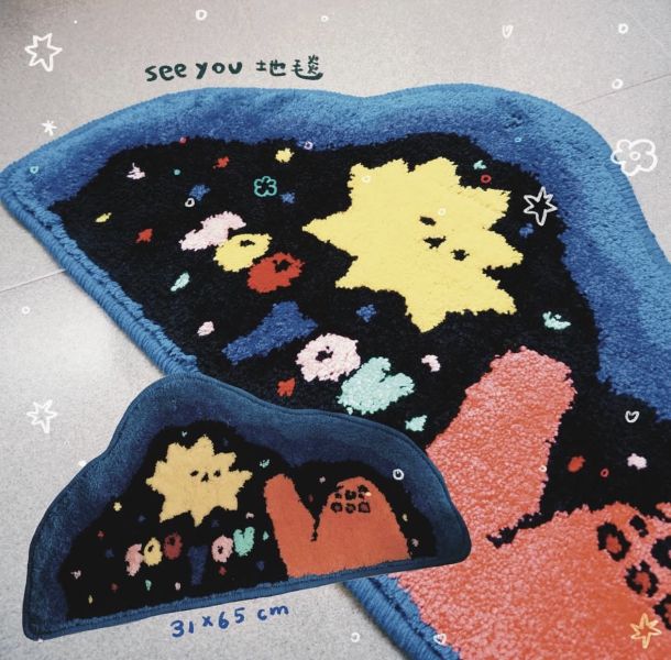 杜波奇｜《See You 地毯》 杜波奇, toballkidrawing, 插畫地毯, 設計師地墊, 造型地毯, 門口地墊, 房間地墊, 可愛地毯, 療癒系地墊, 插畫商品, 設計選物, 生活風格地毯, See You 地毯