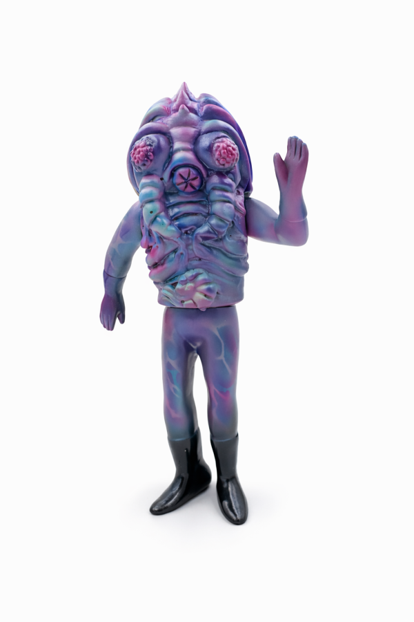 Re:BOOT  怪獸戰士系列全套(限定色） FIG.LAB 推出 Re.Boot 2 系列設計師玩具,以藍紫漸層電鍍質感打造未來怪獸角色。細節雕刻鮮明、風格強烈,適合收藏與展示的限量藝術玩具作品。