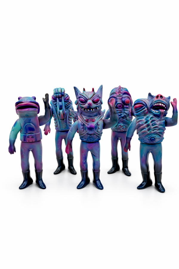 Re:BOOT  怪獸戰士系列全套(限定色） FIG.LAB 推出 Re.Boot 2 系列設計師玩具,以藍紫漸層電鍍質感打造未來怪獸角色。細節雕刻鮮明、風格強烈,適合收藏與展示的限量藝術玩具作品。